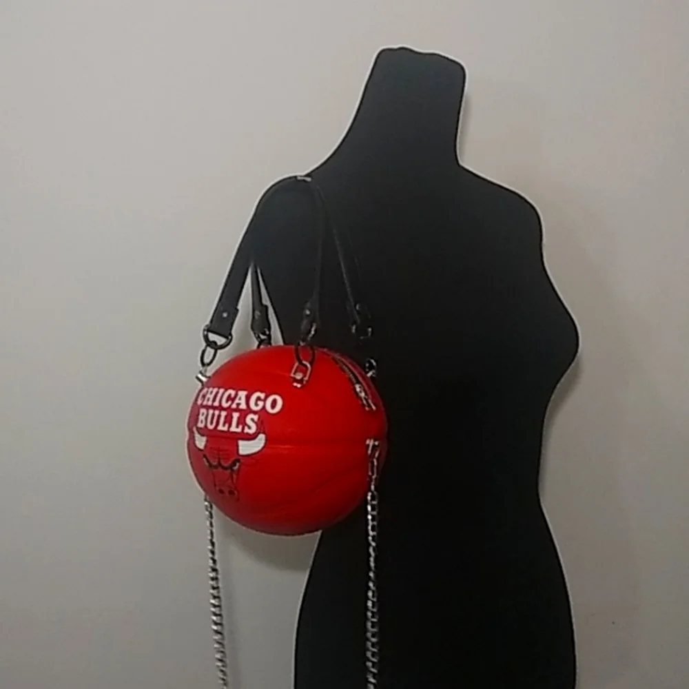 NWT LIMITED EDITION HANDMADE CHICAGO BULLS SMALL BASKETBALL PURSE π - Picture 4 of 17